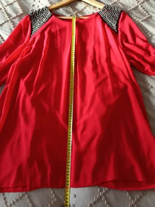 Blusa roja con apliques brillantes