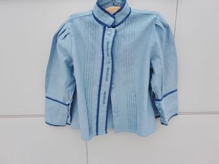Camisa vaquera azul con detalles. Talla 4