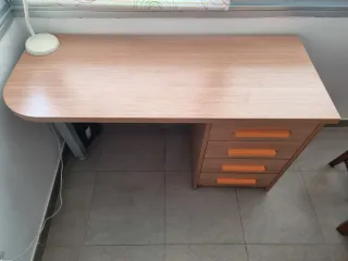 Escritorio madera y metal con cajones