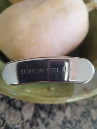 Petaca de acero inoxidable con imitación piel