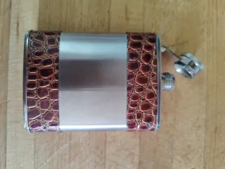 Petaca de acero inoxidable con imitación piel