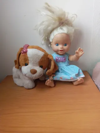 Muñeca y perrito los dos son atractivos
