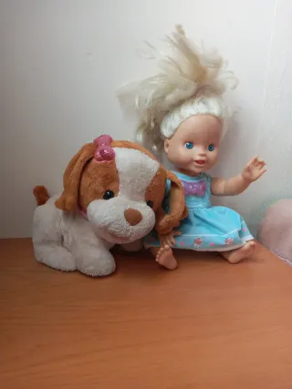Muñeca y perrito los dos son atractivos