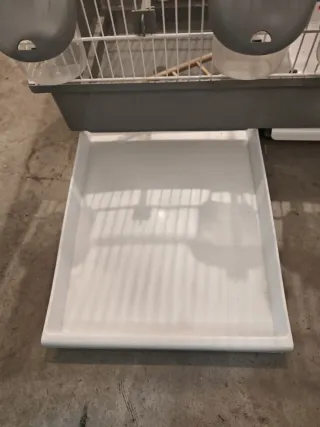 Jaula para pájaros blanca y gris