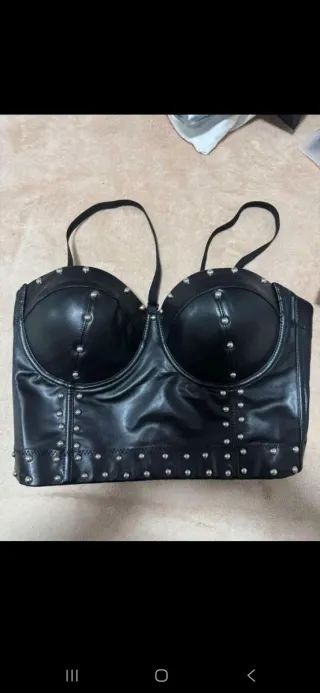 Top corpiño de polipiel con tachuelas