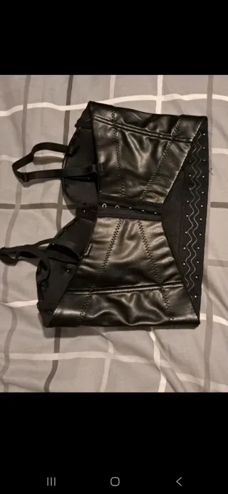 Top corpiño de polipiel con tachuelas