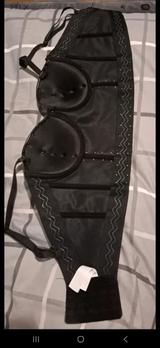 Top corpiño de polipiel con tachuelas