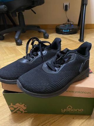 Zapatillas deportivas negras.