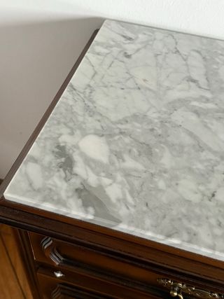 Cómoda de madera con tapa de mármol