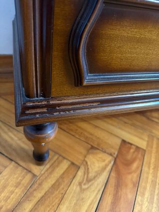 Cómoda de madera con tapa de mármol