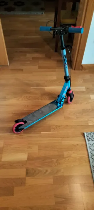 Patinete Plegable Azul y Rojo. Para niño/niña