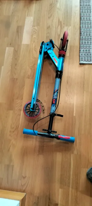 Patinete Plegable Azul y Rojo. Para niño/niña