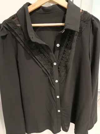 Blusa negra con encaje