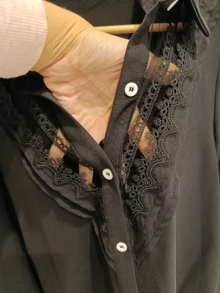 Blusa negra con encaje