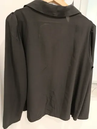 Blusa negra con encaje
