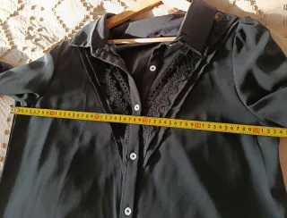 Blusa negra con encaje
