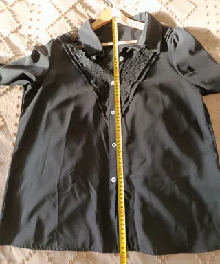 Blusa negra con encaje