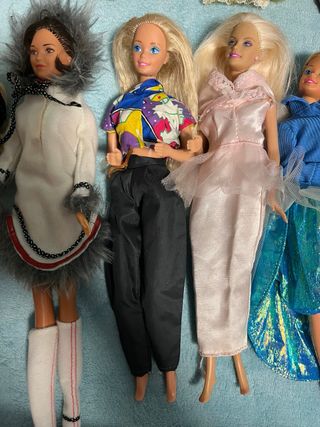 Lote de Muñecas Barbie y Ropa