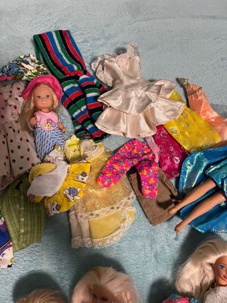Lote de Muñecas Barbie y Ropa