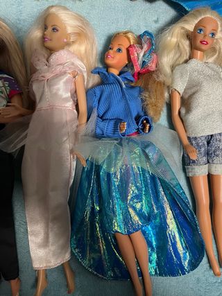 Lote de Muñecas Barbie y Ropa