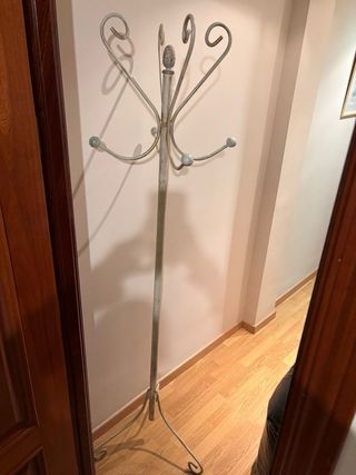 Perchero de metal blanco