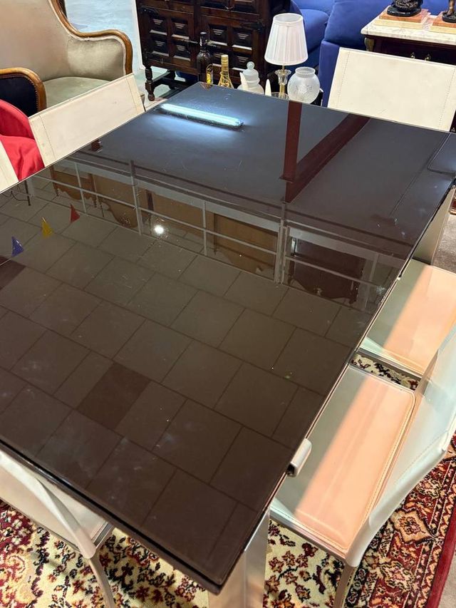 MESA EXTENSIBLE Y 6 SILLAS