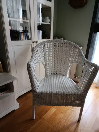 Sedia in vimini bianco in buone condizioni