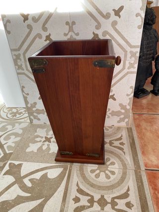 Portaombrelli in legno di teak con dettagli metallici