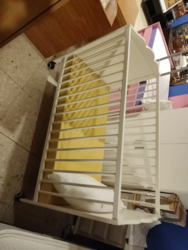 Cuna blanca para bebé