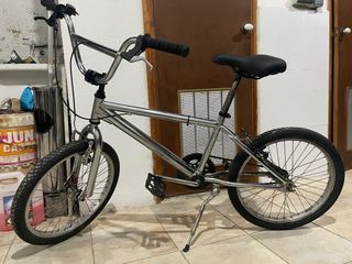 Bicicleta BMX plateada