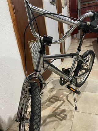 Bicicleta BMX plateada