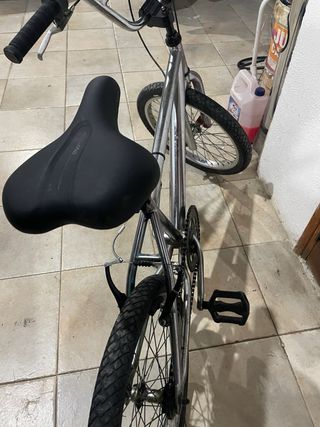 Bicicleta BMX plateada