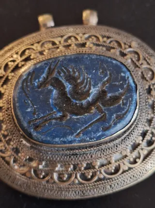 Ciondolo etnico raro con figura intarsiata