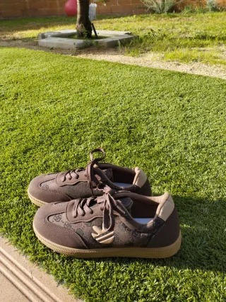 Zapatillas marrones con logo