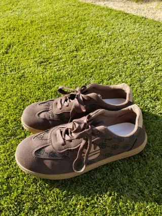 Zapatillas marrones con logo