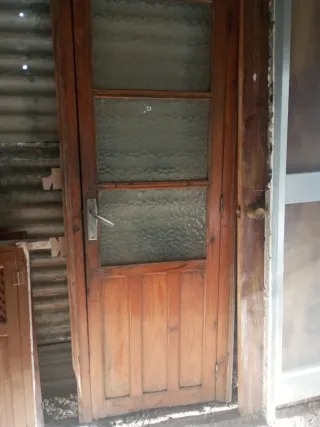 Puerta de madera con cristal