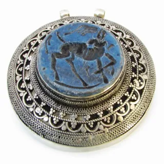 Raffinato ciondolo etnico con una figura intars