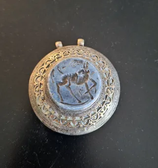 Raffinato ciondolo etnico con una figura intars