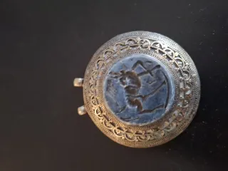 Raffinato ciondolo etnico con una figura intars