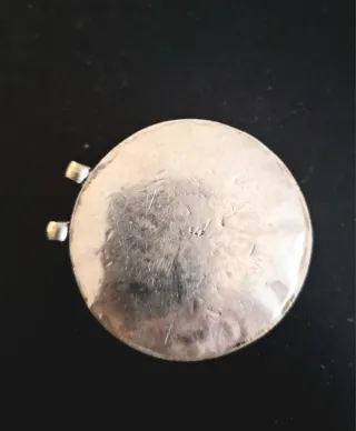 Raffinato ciondolo etnico con una figura intars