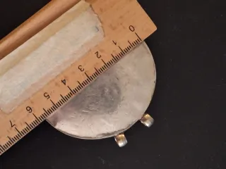 Raffinato ciondolo etnico con una figura intars