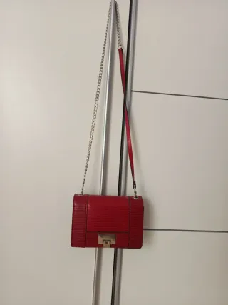 Bolso de mano rojo con cadena