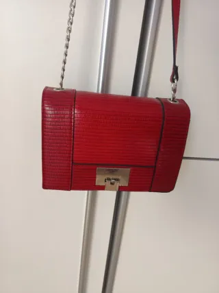 Bolso de mano rojo con cadena