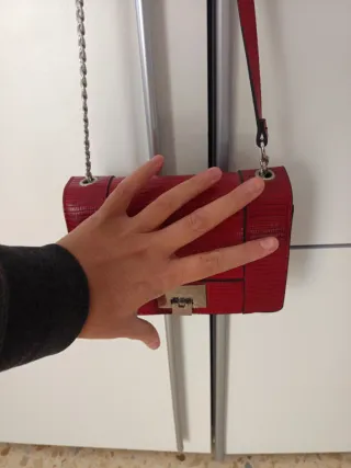 Bolso de mano rojo con cadena