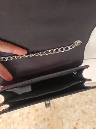 Bolso de mano rojo con cadena