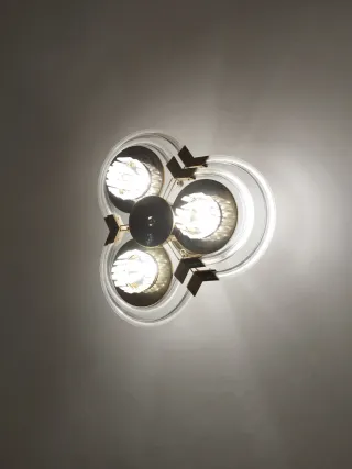 Lámpara de salón dorada y transp