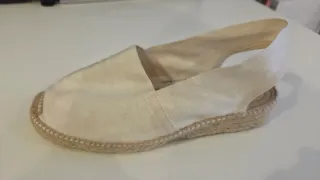 Sandalias de tela beige y blancas