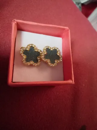 Conjunto de bisutería flor negrol y dorada