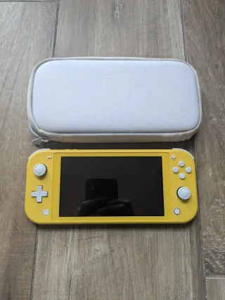 Nintendo Switch Lite Giallo con Custodia
