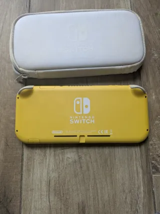 Nintendo Switch Lite Giallo con Custodia